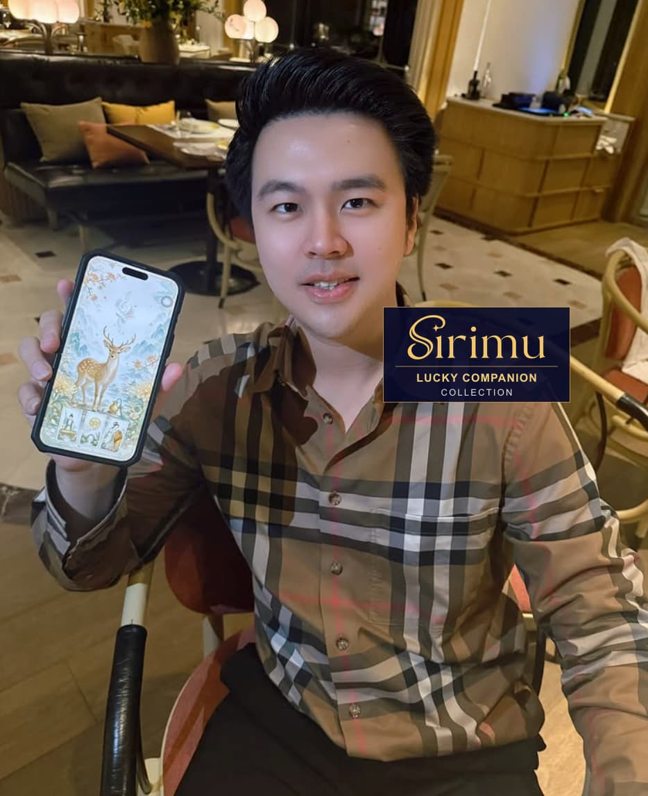 คุณ mac_chatprawin ถือโทรศัพท์ที่แสดงวอลเปเปอร์กวางเฉพาะบุคคลจาก SIRIMU