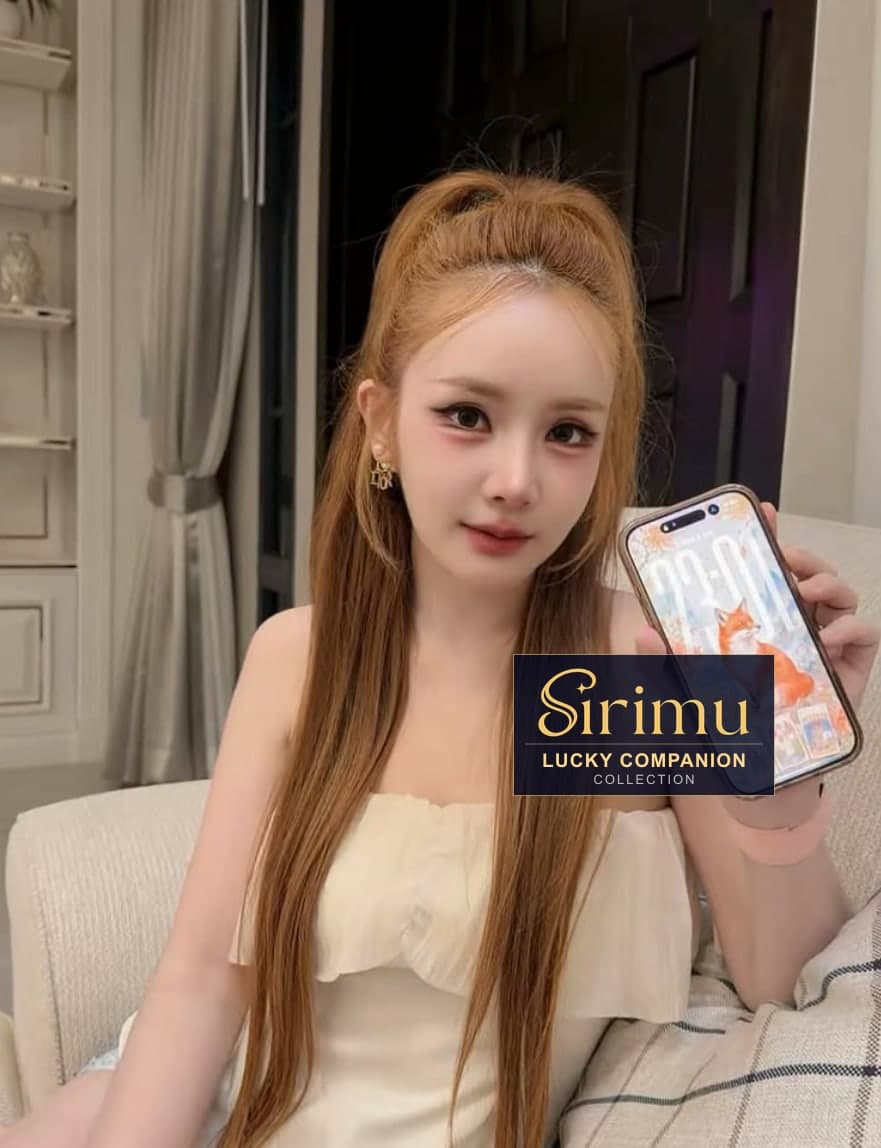 คุณ giftauragift ถือโทรศัพท์ที่แสดงวอลเปเปอร์สุนัขจิ้งจอกเฉพาะบุคคลจาก SIRIMU